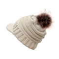 Beige gebreide wintermuts met klep en een pluizige bruine pompon van imitatiebont - Beige