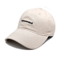 Detalle de gorra de béisbol beige con bordado de letras negras sobre tela de algodón - M (56-58cm) / Beige