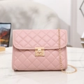 Elegante borsa a tracolla rosa trapuntata con catena dorata e chiusura a girello in metallo - Rosa