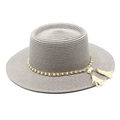 Détail d'un chapeau de paille gris avec chaîne dorée, perles et glands décoratifs - M (56-58cm) / Gris