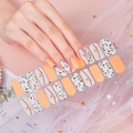 Detail der SS-043 gelben Blumen Nagelaufkleber auf Händen mit dem kompletten Produktbogen - Gelber Blumenstil (SS-043)