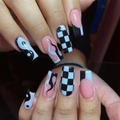 Faux ongles longs avec bouts roses, motifs yin yang, flammes et damier noir et blanc - Damier Yin Yang Flamme Rose French (JP1337)