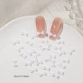Dettaglio macro di mini fiocchi bianchi 3D per nail art, misura 6,5x3,5mm su display - Bianco Solido