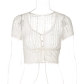 Dettaglio del cardigan corto in pizzo bianco con scollo a V, bottoni e fiocco da annodare - S / Albicocca