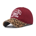 Detalle del bordado Brooklyn y visera de leopardo con efecto de desgaste - Ajustable / Leopardo Brooklyn Burdeos