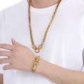 Detalle del conjunto de collar y pulsera de cabeza de león hip-hop dorada en un modelo - Pulsera 21.5cm / Negro