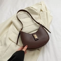 Bolso de hombro media luna en ecocuero marrón oscuro con elegante hebilla dorada y correa - Marrón