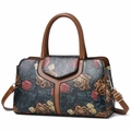 Detailansicht der Vintage-Blumenprägung auf Leder mit goldenen Beschlägen der Tasche - Stil 5