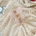Détail de la pince à cheveux papillon rose avec ressort doré sur dentelle élégante - Large Pince Papillon / Env. 8cm / Tissu Blanc/Rose Pâle