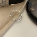 Elegante kralenring met zilveren fragmenten en witte parels op beige stoffen achtergrond - Parel En Zilveren Kralen Gekoppelde Ring (J3284) / Verstelbaar