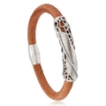 Vista dettagliata del bracciale in pelle intrecciata marrone con piuma d'argento e chiusura - Tipo B-Motivo a Piuma