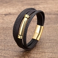 Détail du bracelet multicouche en cuir noir avec fermoir magnétique doré sur fond bois - Doré