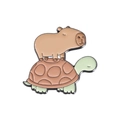Schattige emaille speld met een capibara gestapeld op een groene schildpad - Capibara op Schildpad (QHXZ874)