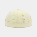 Primer plano de gorro docker beige con detalles desgastados e hilos amarillo neón - Ajustable / Amarillo