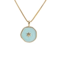 Collar bañado en oro con colgante de estrella en esmalte azul sobre fondo blanco - Estrella Verde
