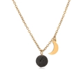 Détail du pendentif croissant doré avec pierre volcanique noire sur chaîne en acier - Pierre de Lave Or