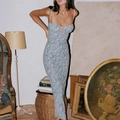 Detailansicht des Paisley-Prints und Cut-out-Designs an einem blauen Bodycon-Maxikleid - S / Blau