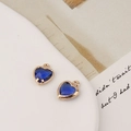 Detalle de dos colgantes de cristal azul en forma de corazón con marco de oro rosa - 10*12mm / Azul Real