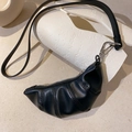 Détail du mini sac cornet en similicuir noir avec plis texturés et fermeture éclair - Noir