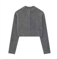 Detalle de cárdigan de punto gris con cuello redondo y cinco botones a juego en plano - S / Gris