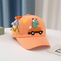 Dettaglio cappellino arancione per bambini con dinosauro in silicone 3D e pinne colorate - Dinosauro Skateboard Arancione