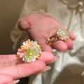 Handgefertigter Perlenblumenring in Rosa und Limonengrün auf goldenem Metallband - Goldene Basis Macaron Mehrfarbiges Blumencluster