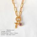 Collana in acciaio inossidabile dorato con lettera T testurizzata e ciondolo in cristallo viola - Lettera T (XNL0079)