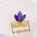 Vista macro del colgante de máscara de carnaval de acrílico de 38 mm con plumas púrpuras - Máscara de Plumas Púrpura
