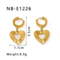 Détail de boucles d'oreilles cœur plaquées or 18k avec nacre blanche incrustée - Style Coeur Doré (NB-E1226) / Or 18K