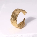 Anello aperto a piuma in acciaio inossidabile placcato oro 18K con incisione fine - Stile Piuma (JR322) / Oro