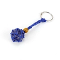 Détail d'une pierre brute bleue dans un porte-clés en maille tissée à la main - Sodalite bleue