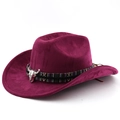 Détail d'un chapeau de cowboy en daim avec ruban ethnique et ornement de crâne de taureau - M (56-58cm) / Bordeaux