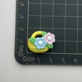 Vista piatta di un ciondolo a cesto di fiori in resina gialla con righello misura 3cm x 2,5cm - 4*Cesto di Fiori
