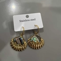 Pendientes vintage dorados de mariposa con nácar de abulón iridiscente en cartulina blanca - Estilo 2 Pendientes de Botón de Perla de Concha de Acero de Titanio