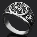 Anillo de martillo de Thor cabeza de lobo de acero de titanio con relieve Triskele celta - US 8 / Color Acero