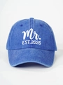 Detailansicht des Aufdrucks Mr. EST.2026 auf verwaschener blauer Denim-Baseballkappe - Verstellbar / Mr. / Königsblau