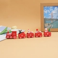 Detalle del tren navideño de madera roja con figuritas festivas de ositos y muñecos de nieve - Rojo (5 secciones)