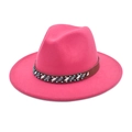 Détail du chapeau fedora en feutre rose à large bord avec ruban en cuir perlé ethnique - M (56-58cm) / Rose rouge