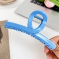 Pince à cheveux bleu ciel à paillettes avec design torsadé pour femmes - Droit Azur / 11.3cm