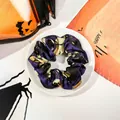Scrunchie di Halloween viola con stampe di zucche e castelli in tessuto di raso - Castello Viola / Taglia Piccola