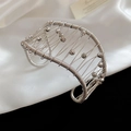 Detail einer silbernen Armspange aus Metalldraht mit polierten Perlen und Gitterstruktur - Breiter Offener Gewebter Stil / Silber