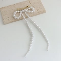 Elegante pinza de pelo con lazo de perlas y clip de metal dorado sobre base de piedra - Pinza de resorte de perla blanca