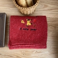 Bufanda de invierno de punto rojo con bordado de oso y material térmico grueso - Bufanda bordada de oso