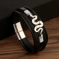 Dettaglio del ciondolo a serpente su bracciale in pelle intrecciata multistrato - Nero + Argento