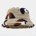 Gros plan détaillé du chapeau bob en sherpa multicolore avec motif patchwork doux - M / Épissage Multicolore