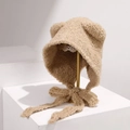 Detailansicht der beigefarbenen Plüschmütze mit Bärenohren aus weichem Bouclé-Garn - Einheitsgröße / Khaki