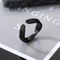 Detailansicht eines schwarzen Gothic-Flügelrings mit feiner Metalltextur auf dunklem Stein - Einstellbar Offen / Schwarze Flügel