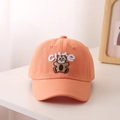 Dettaglio del cappellino da baseball arancione per bambini con ricamo di orso e testo - 52CM (Suggerito per 2-6 anni) / Arancione Crema