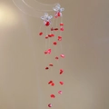Detail van bohemian kwastjes oorbellen met transparante bloemen en rode steentjes - Rode Bloem Kwastje (15# Zilveren Naald)
