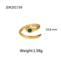 Detailansicht eines goldenen Schlangenrings mit grünem Stein und feiner Texturierung - Einstellbar Offen / Schlangenform Gold mit grünem Detail (JDR201739)